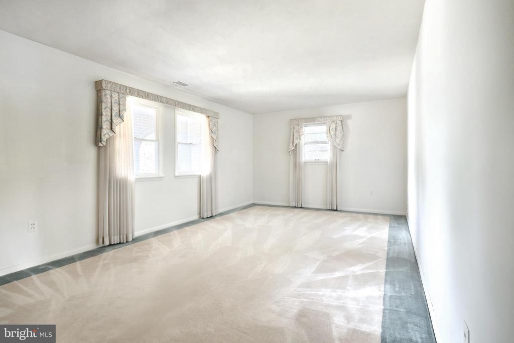 130 PINE HOLLOW ROAD