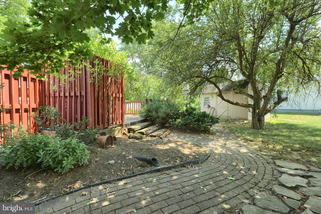 130 PINE HOLLOW ROAD