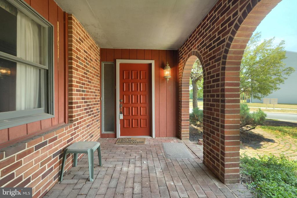 130 PINE HOLLOW ROAD