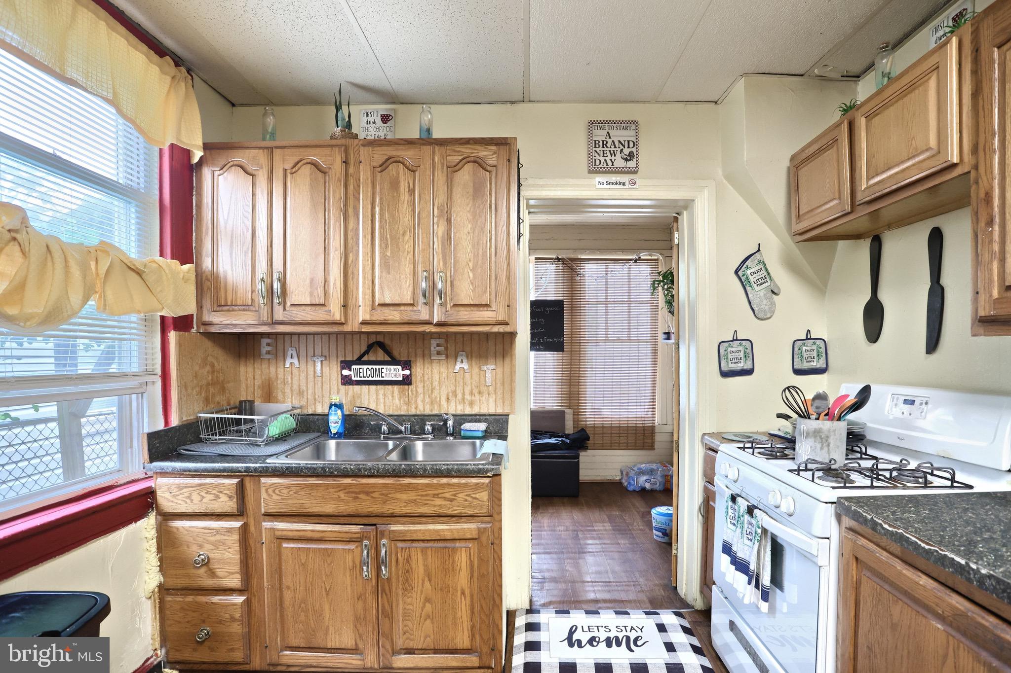 348 S PERSHING AVENUE