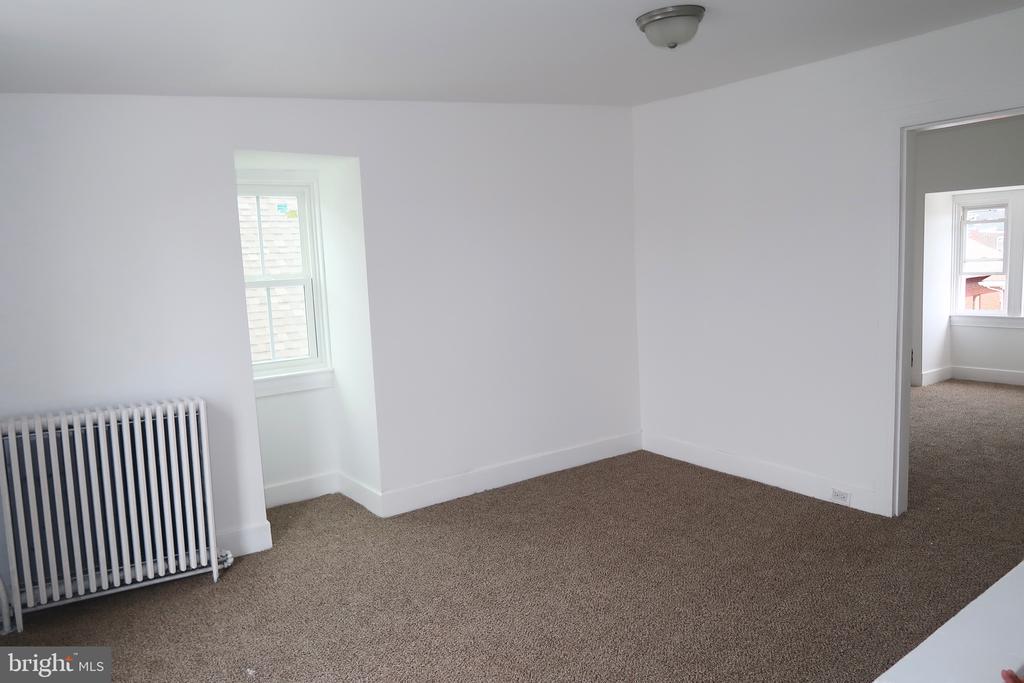 921 W POPLAR STREET