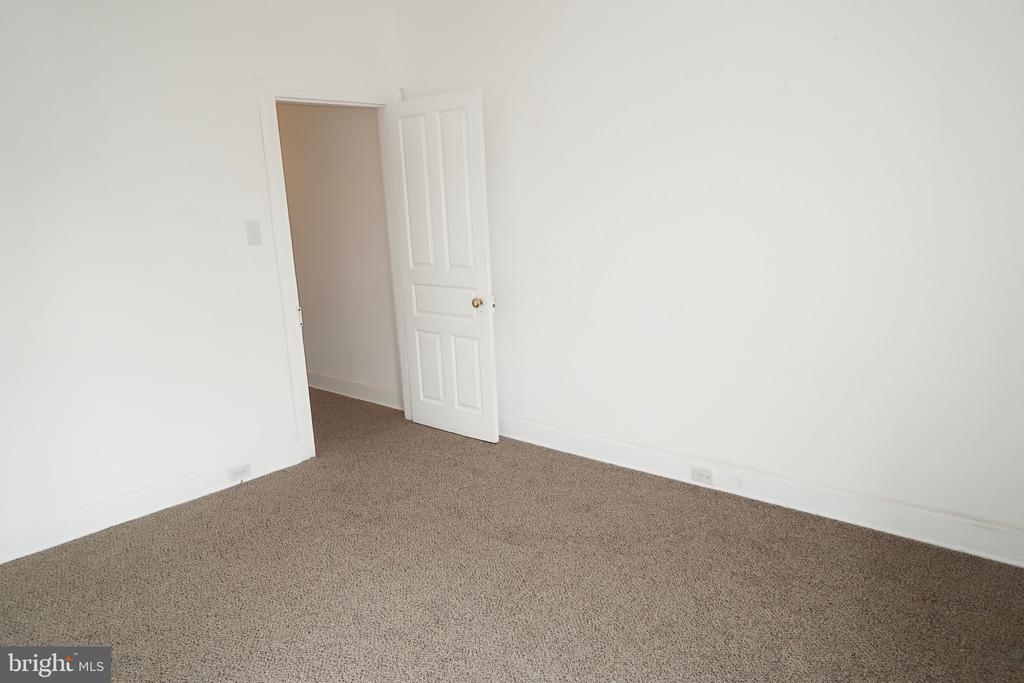 921 W POPLAR STREET