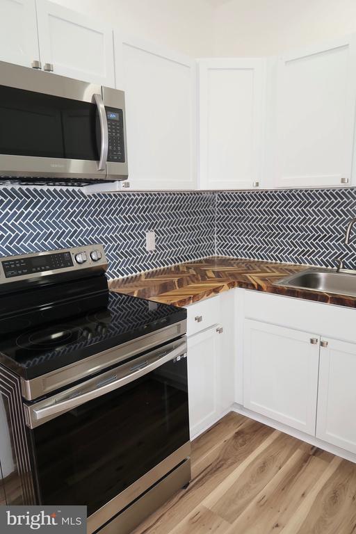 921 W POPLAR STREET