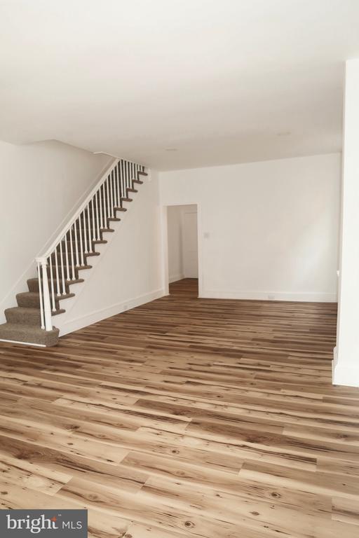 921 W POPLAR STREET