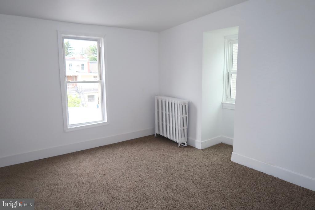 921 W POPLAR STREET