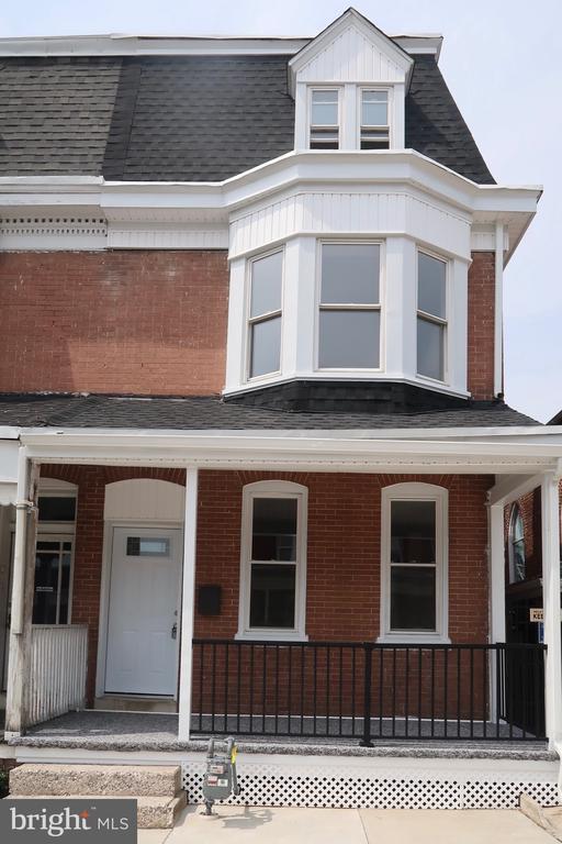 921 W POPLAR STREET