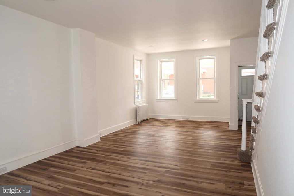 921 W POPLAR STREET
