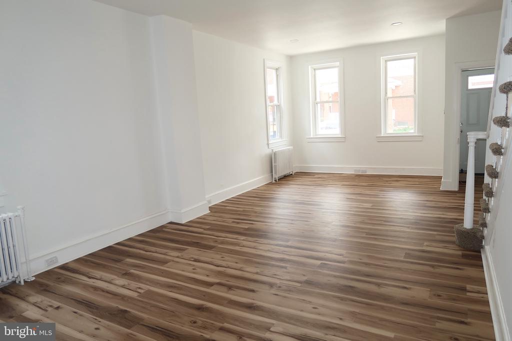 921 W POPLAR STREET