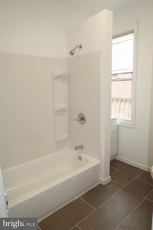 921 W POPLAR STREET