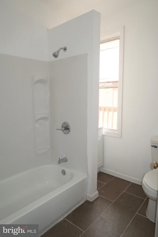 921 W POPLAR STREET