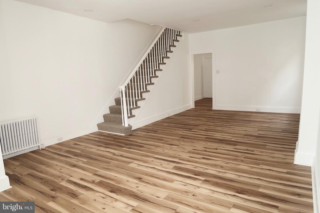 921 W POPLAR STREET