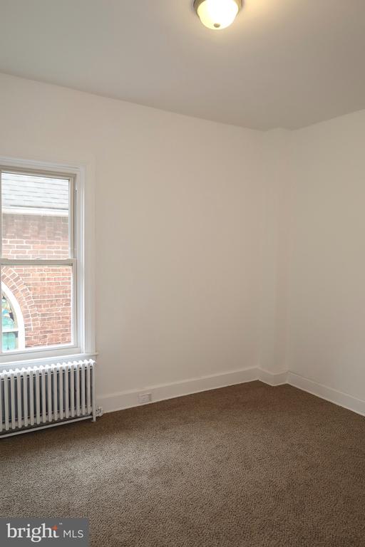 921 W POPLAR STREET