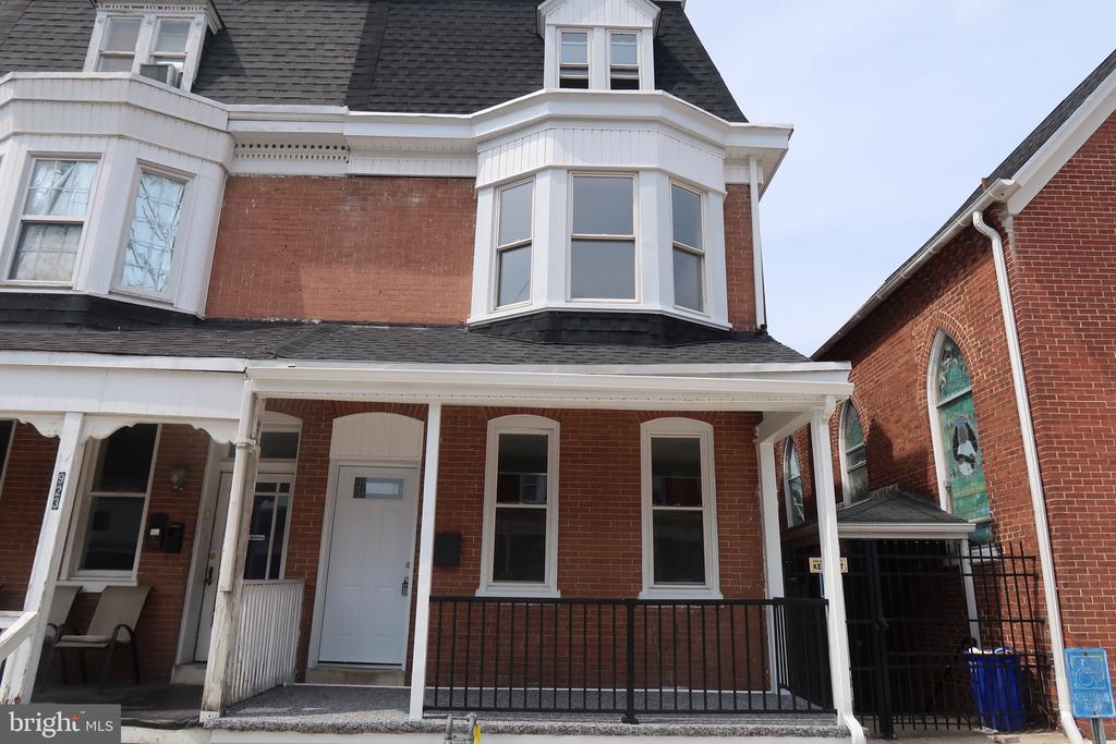 921 W POPLAR STREET