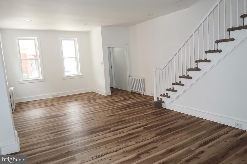 921 W POPLAR STREET