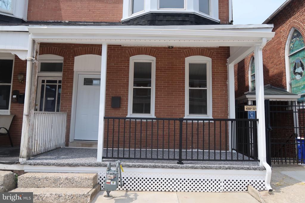921 W POPLAR STREET