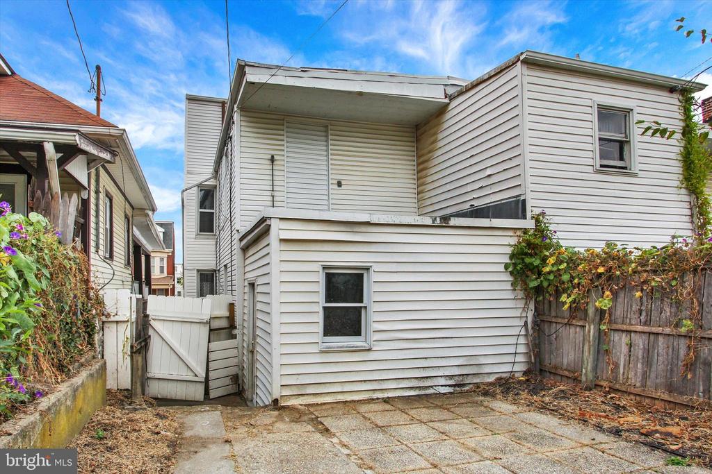 1206 W POPLAR STREET