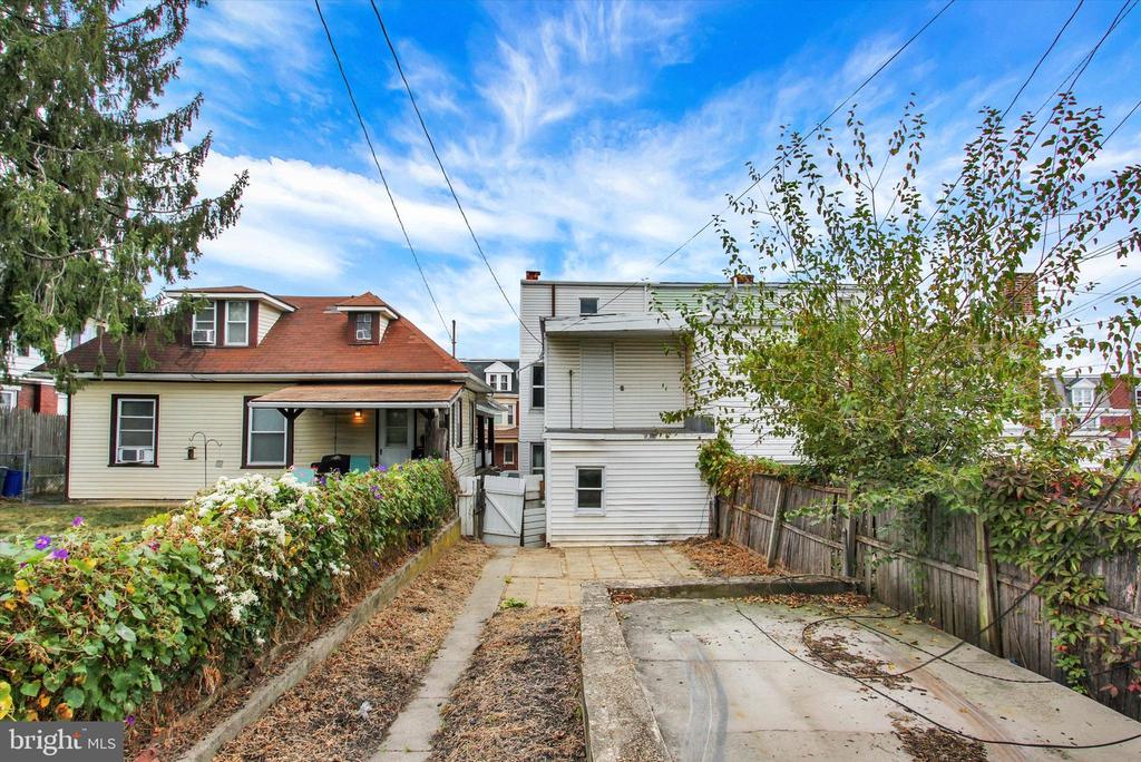 1206 W POPLAR STREET