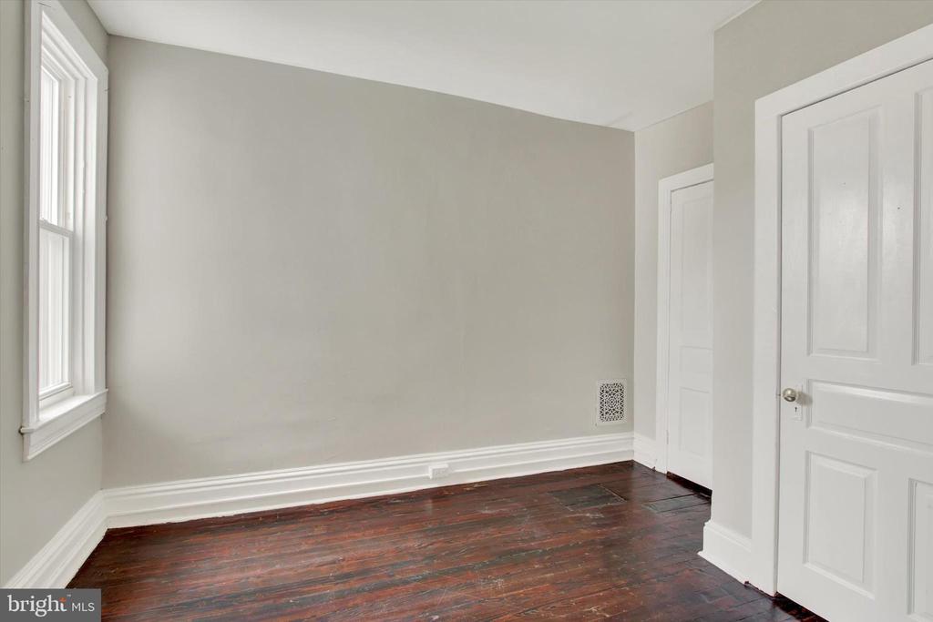 1206 W POPLAR STREET