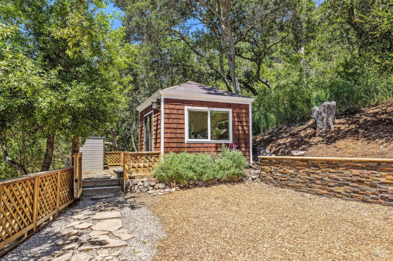 Privacy and Views in Desirable Indian Valley