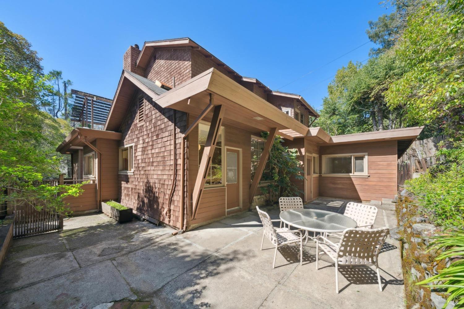 18 Sir Francis Drake Blvd