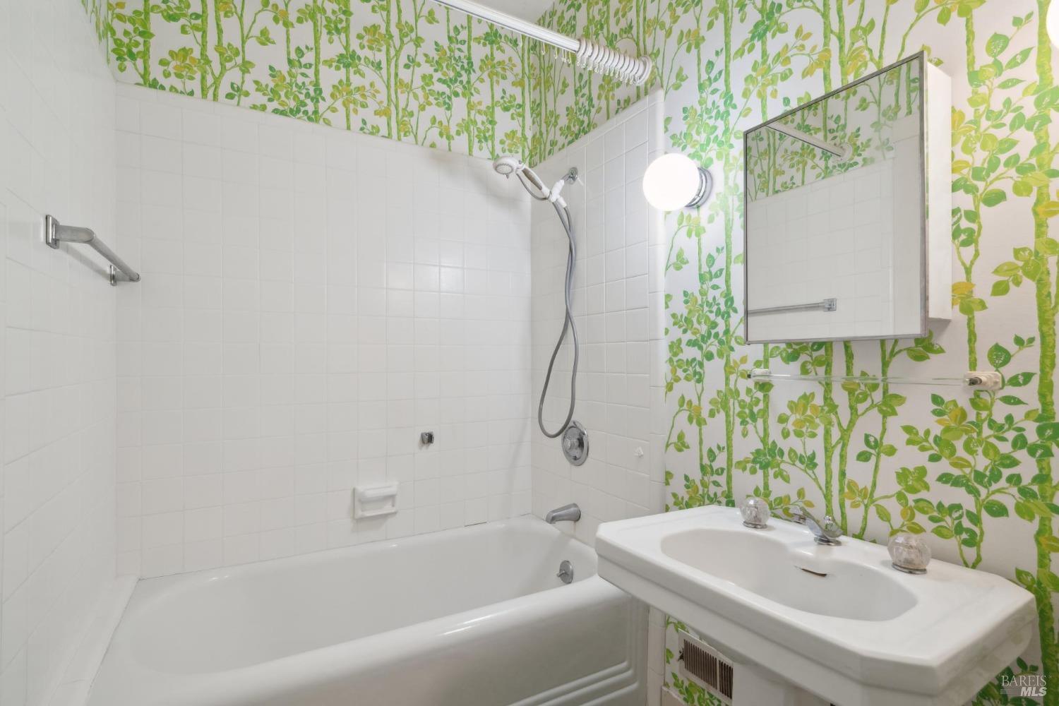 18 Sir Francis Drake Blvd