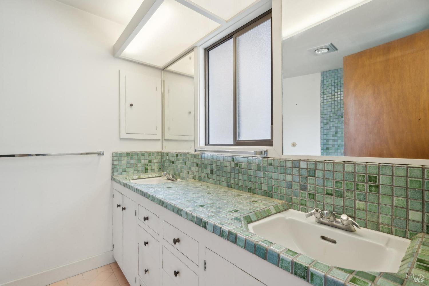 18 Sir Francis Drake Blvd