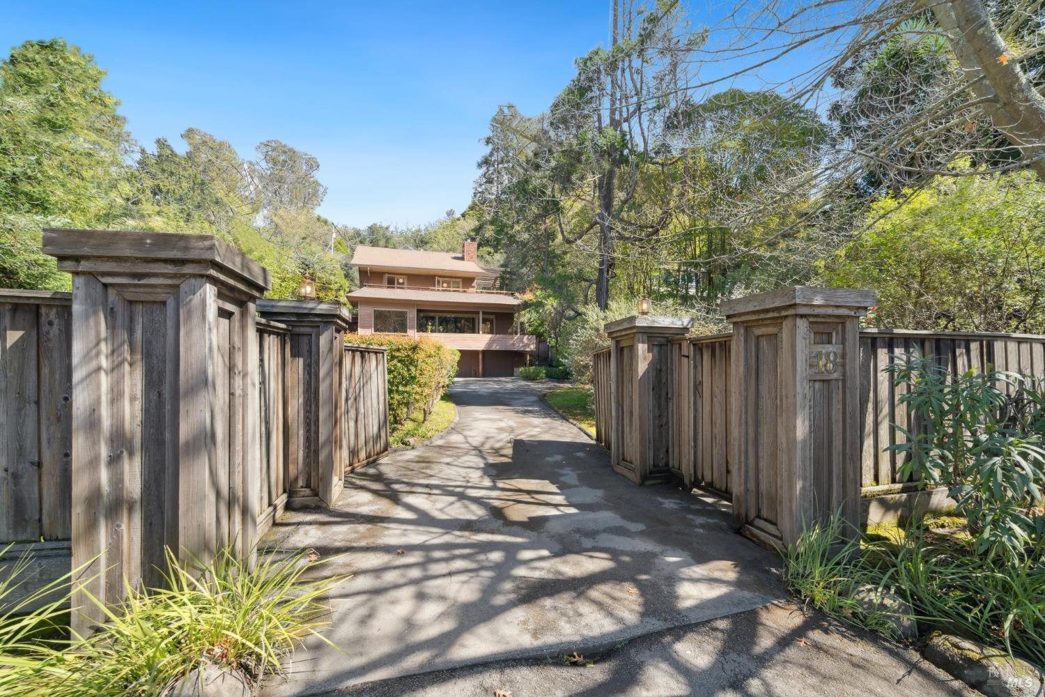 18 Sir Francis Drake Blvd