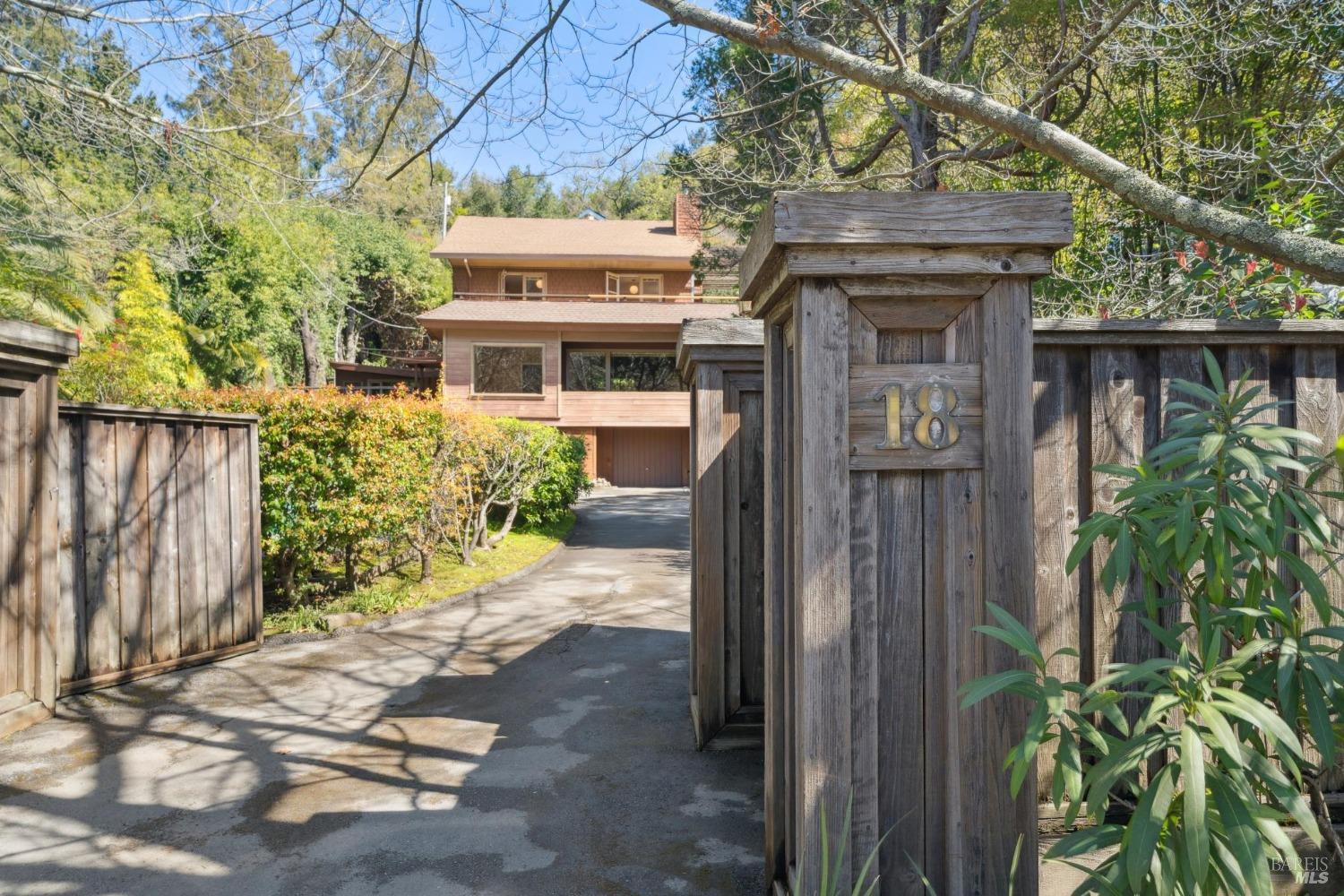 18 Sir Francis Drake Blvd