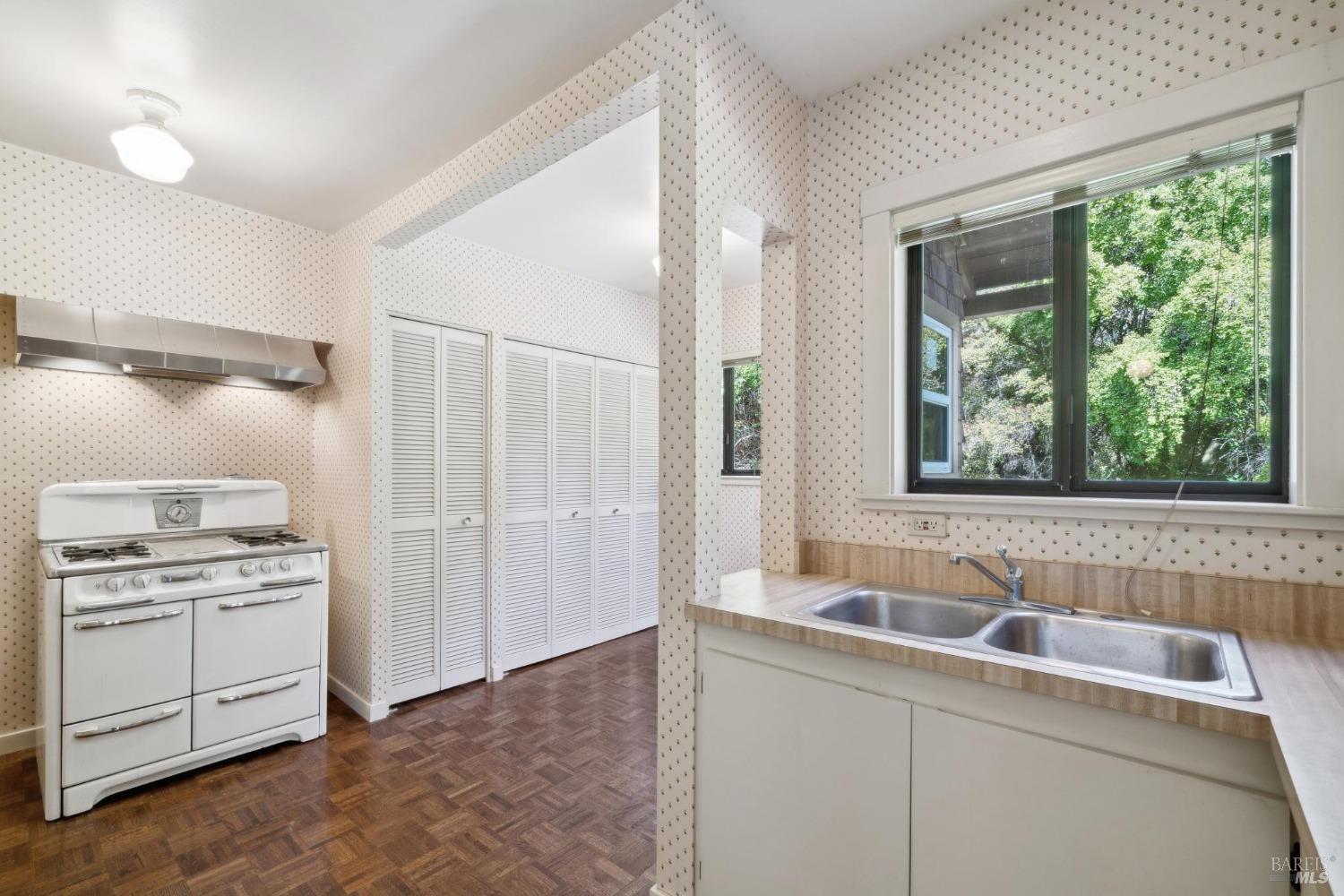 18 Sir Francis Drake Blvd