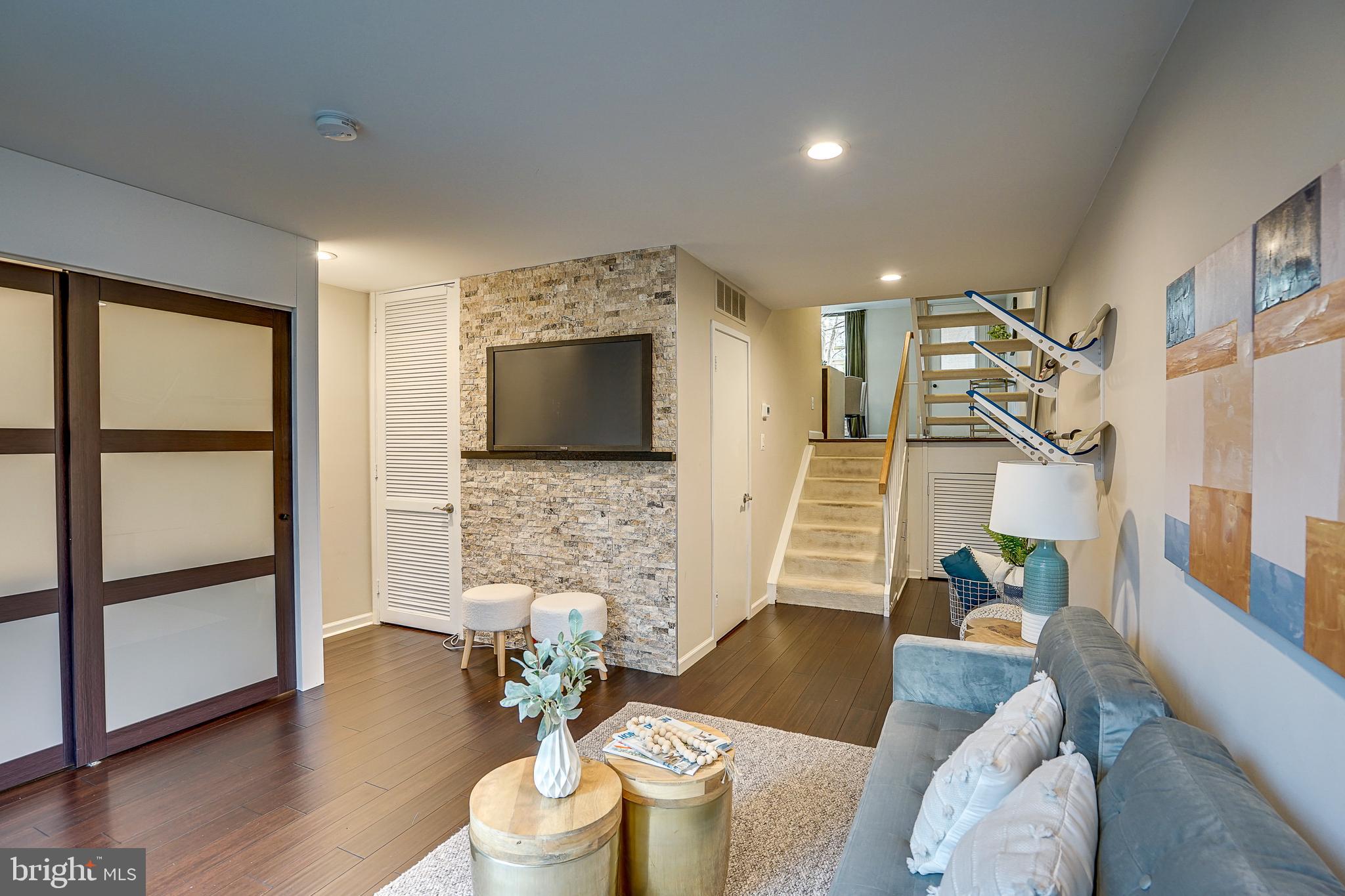 11475 Washington Plz W