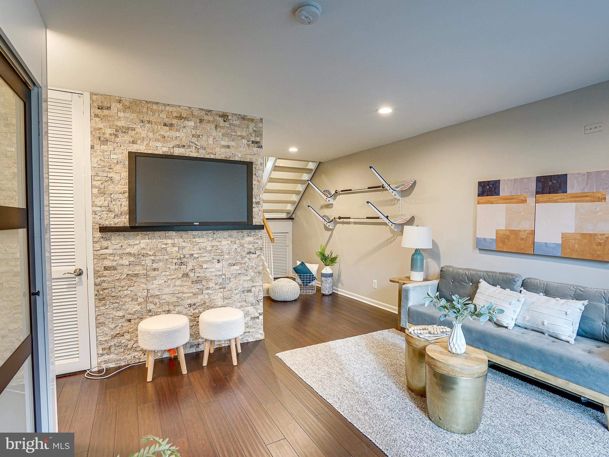 11475 Washington Plz W