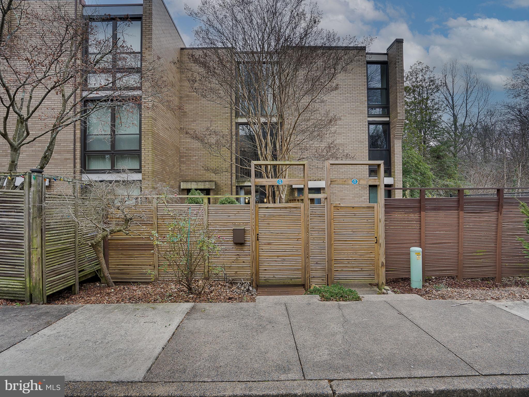 11475 Washington Plz W
