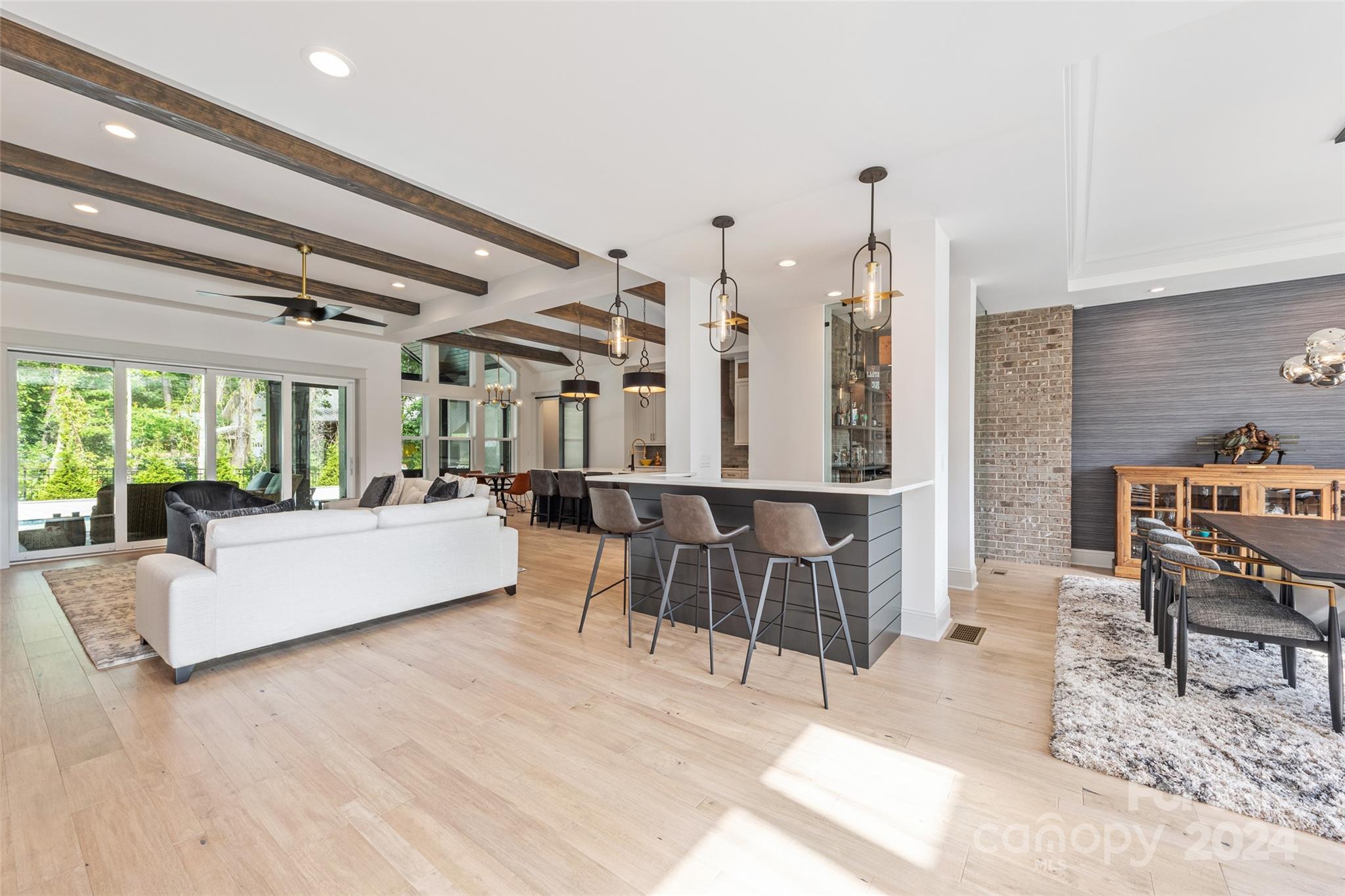 10125 Laurier Lane