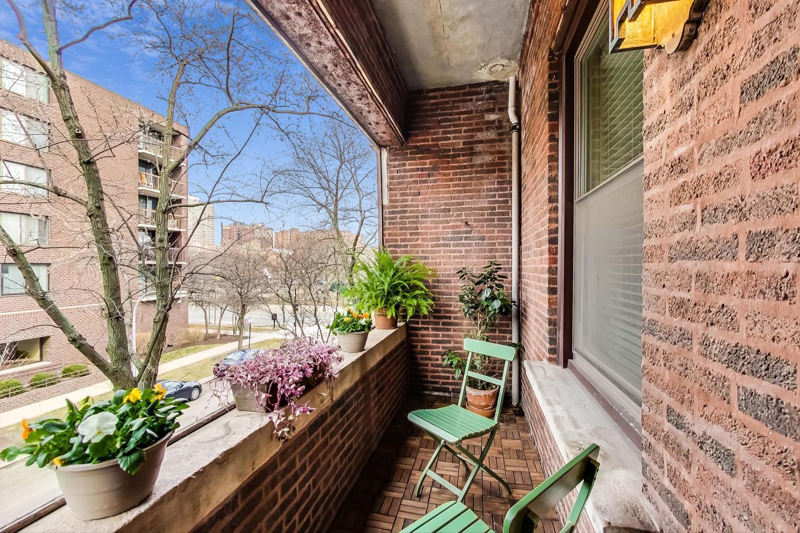 1011 W Ainslie Street Unit: 2