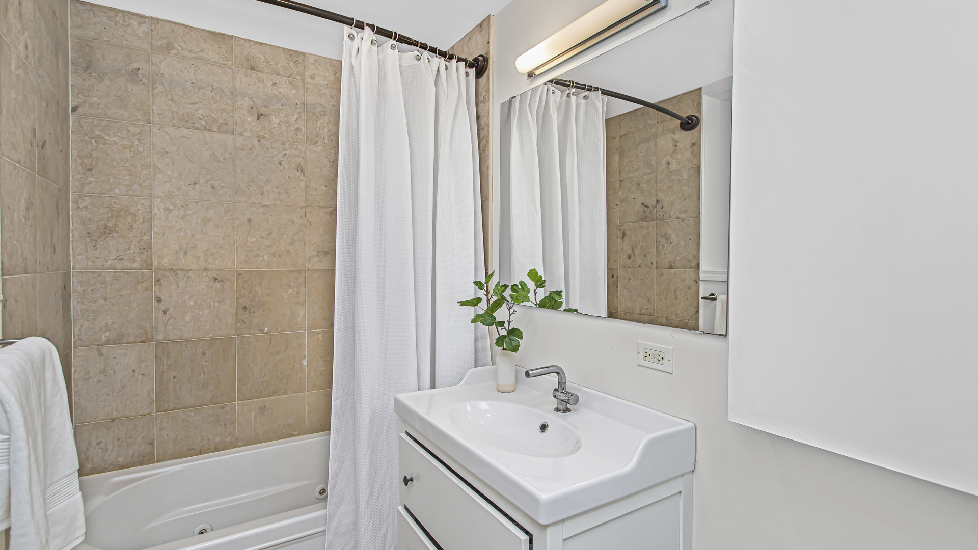 1418 W BRYN MAWR Avenue Unit: GW