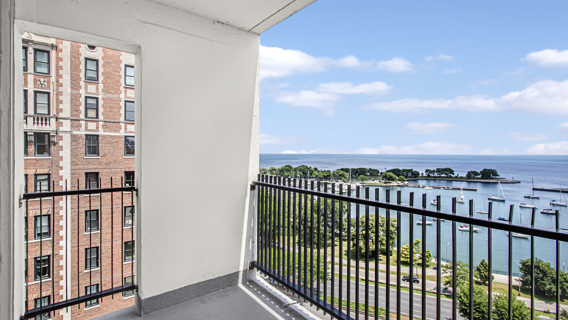 3200 N LAKE SHORE Drive Unit: 1611