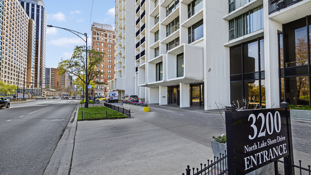 3200 N LAKE SHORE Drive Unit: 1611