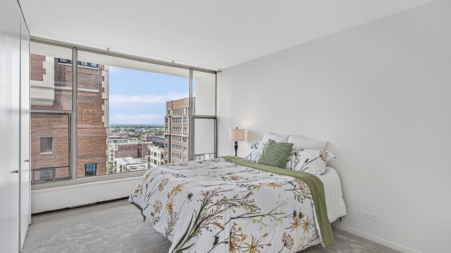 3200 N LAKE SHORE Drive Unit: 1611