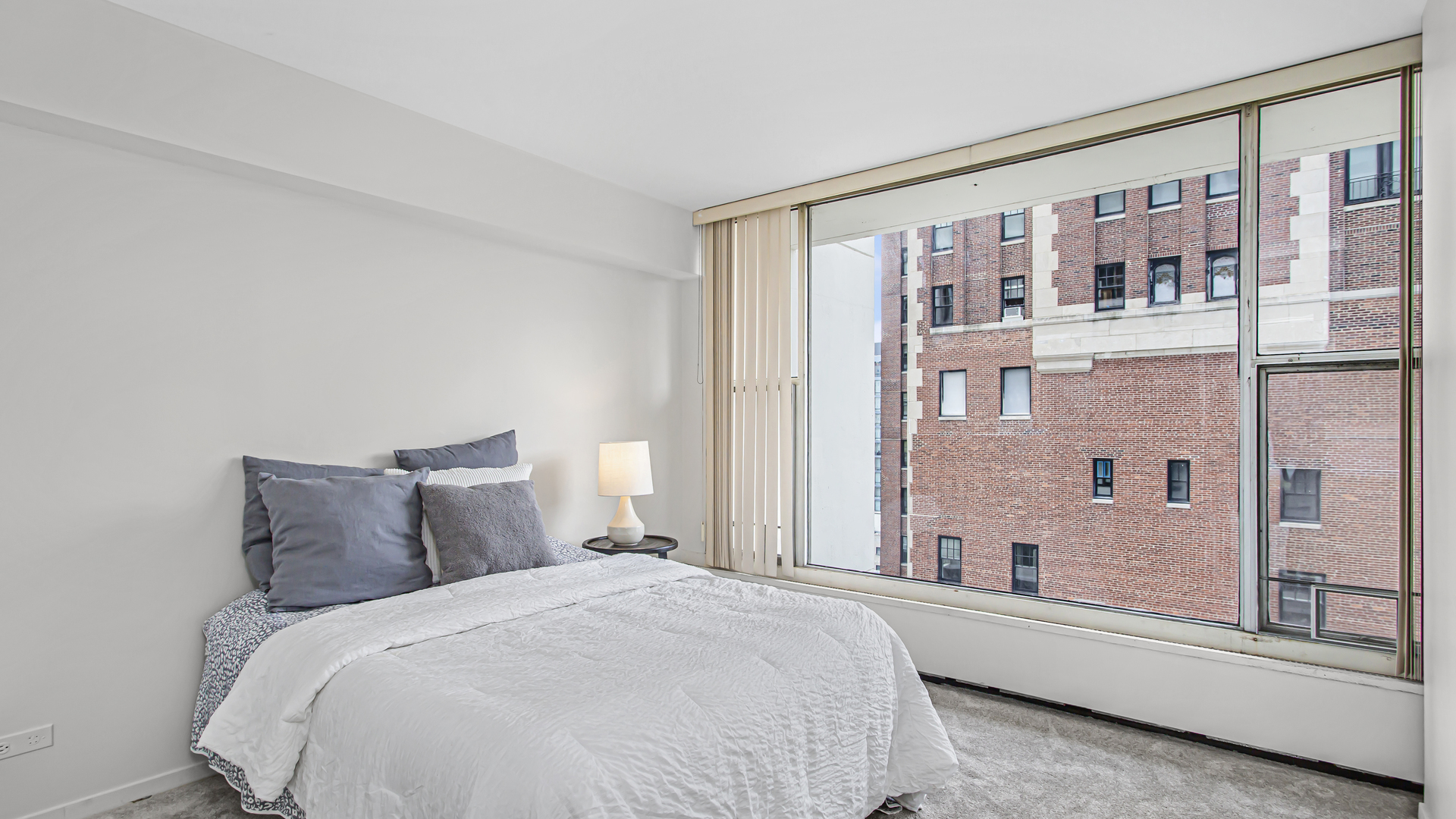 3200 N LAKE SHORE Drive Unit: 1611