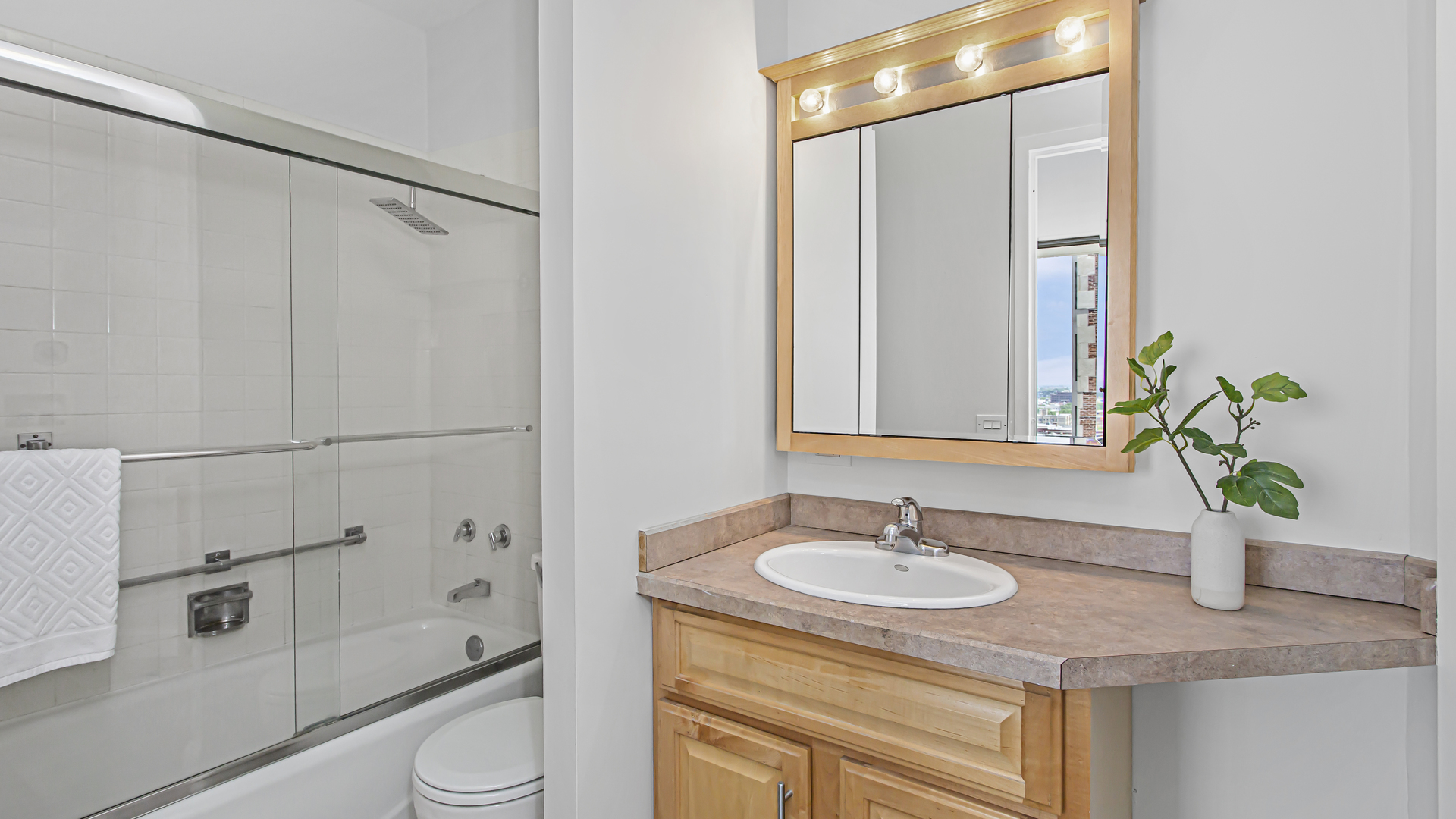 3200 N LAKE SHORE Drive Unit: 1611