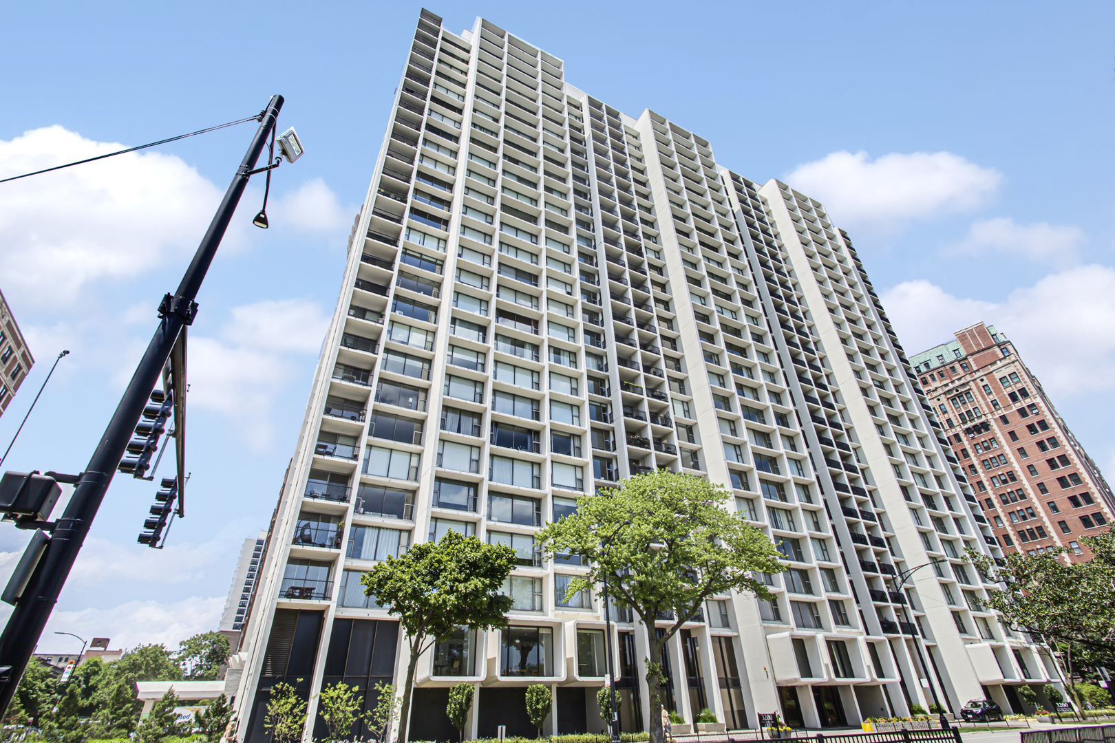 3200 N LAKE SHORE Drive Unit: 1611