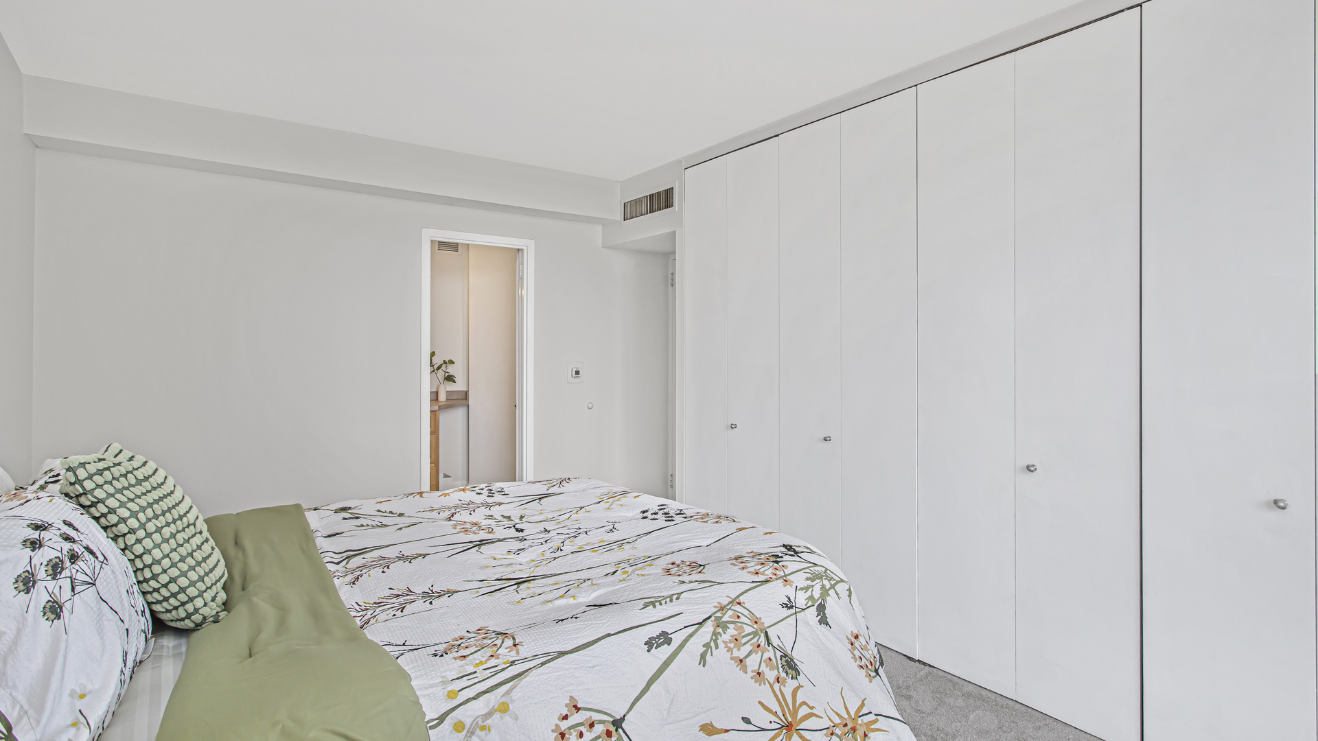 3200 N LAKE SHORE Drive Unit: 1611