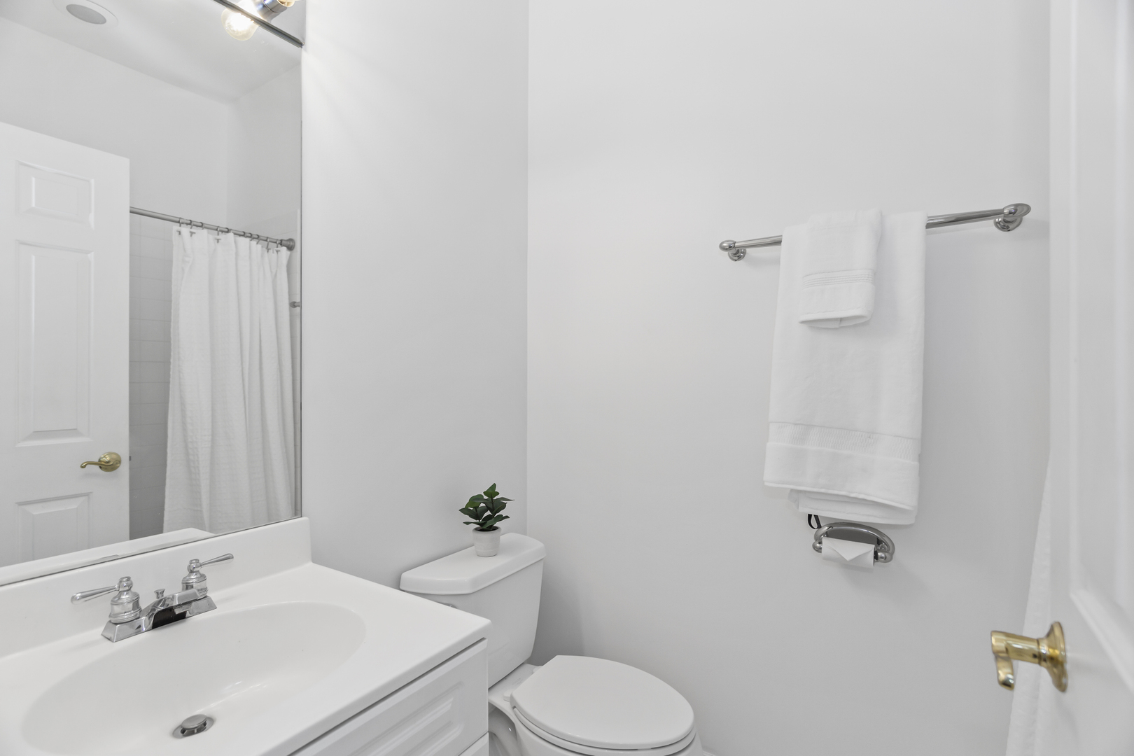 2323 W MONTROSE Avenue Unit: 1W