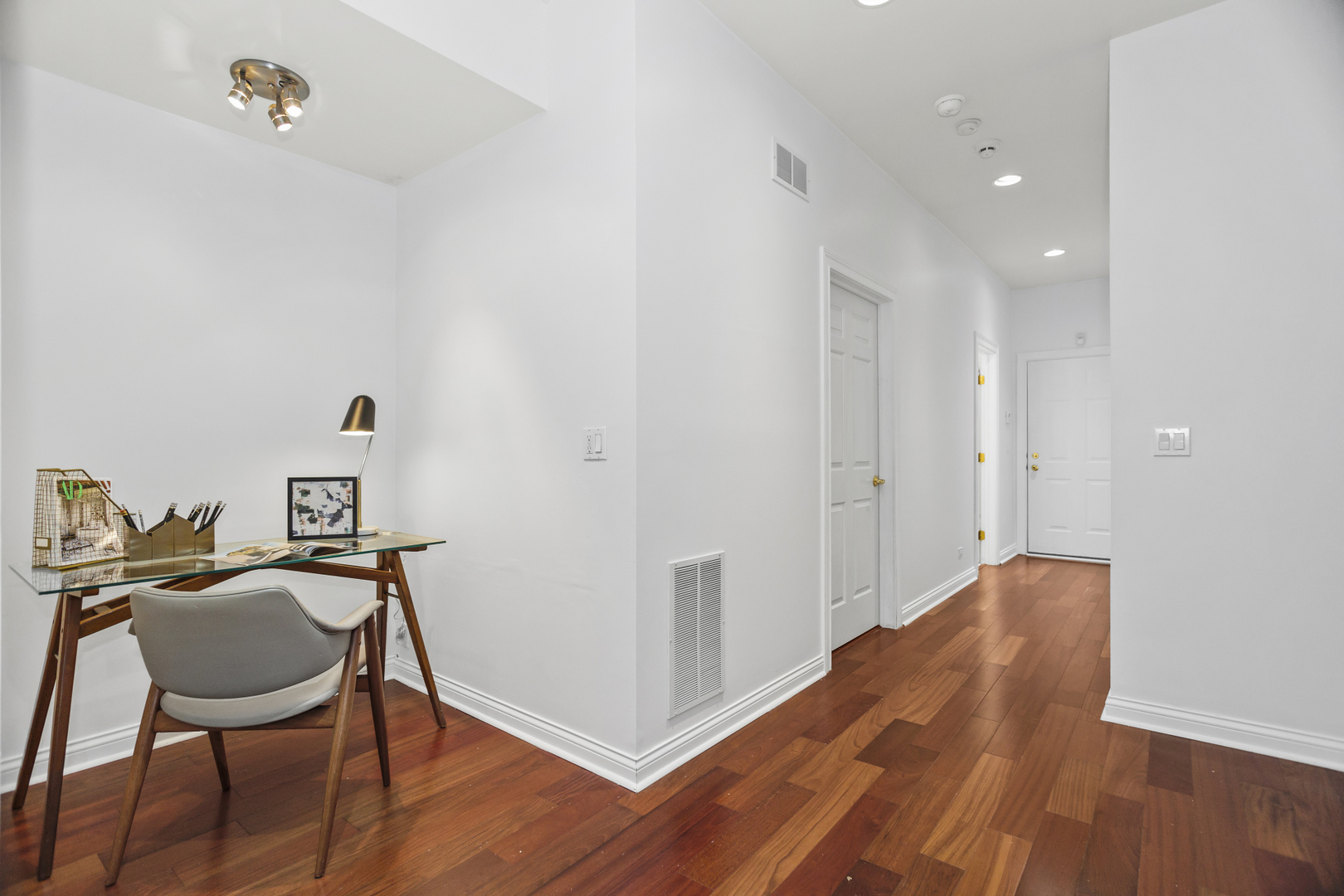 2323 W MONTROSE Avenue Unit: 1W