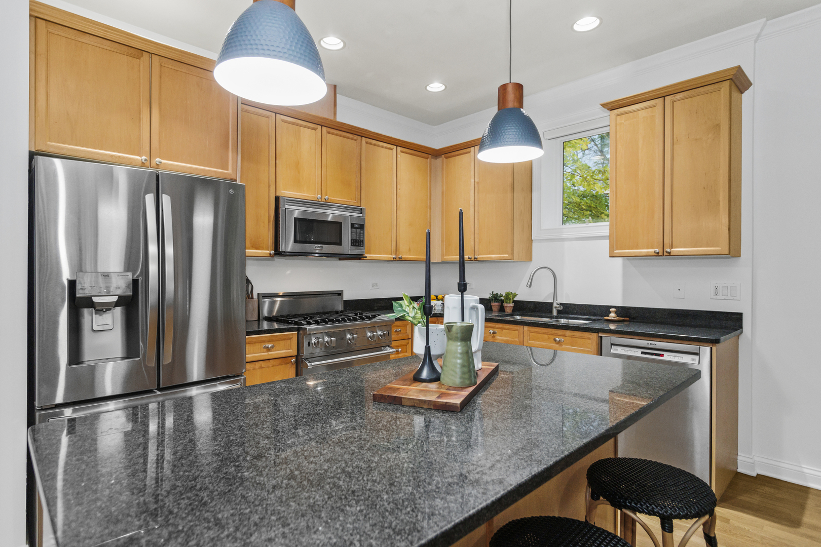 2323 W MONTROSE Avenue Unit: 1W