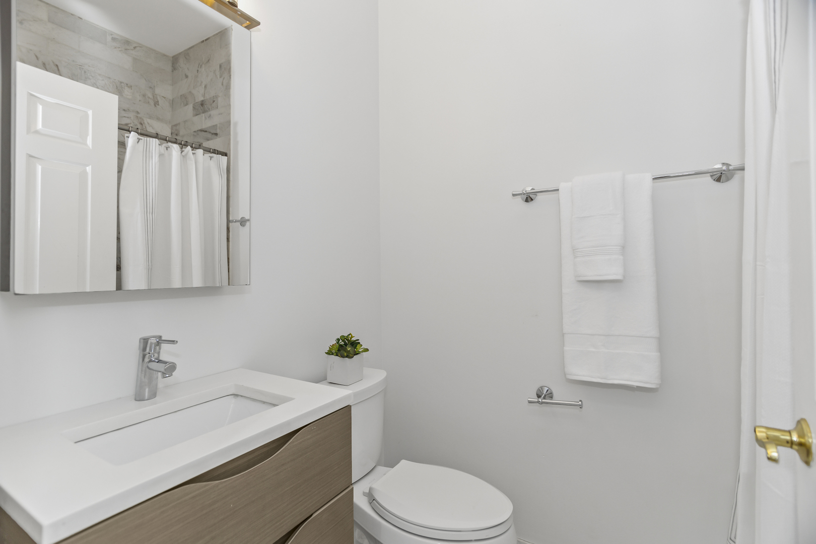 2323 W MONTROSE Avenue Unit: 1W