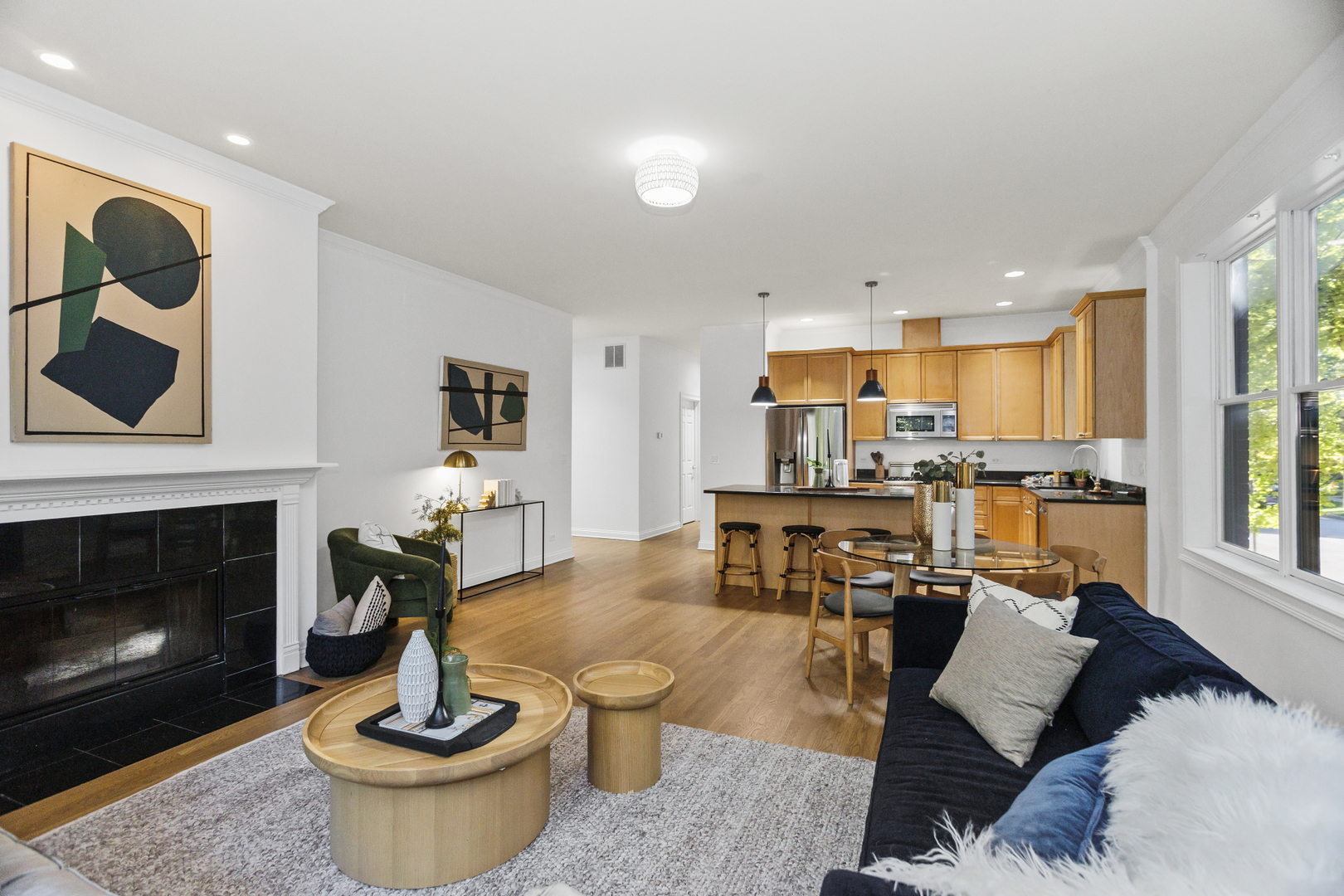 2323 W MONTROSE Avenue Unit: 1W