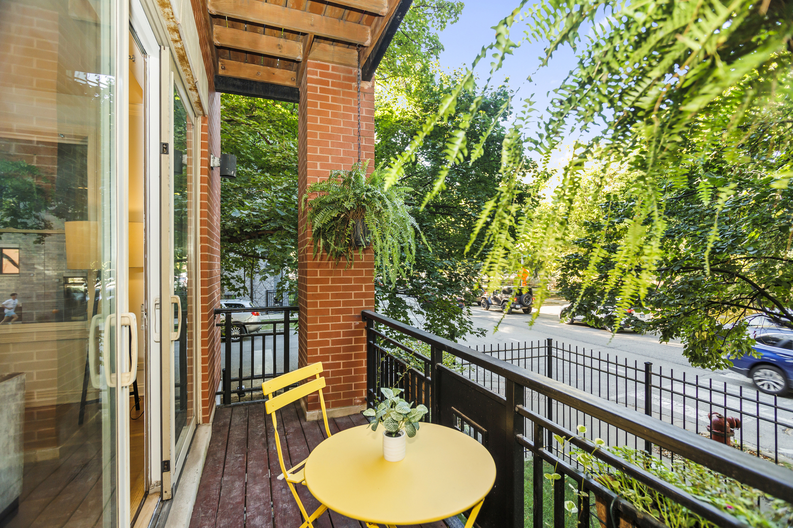 2323 W MONTROSE Avenue Unit: 1W