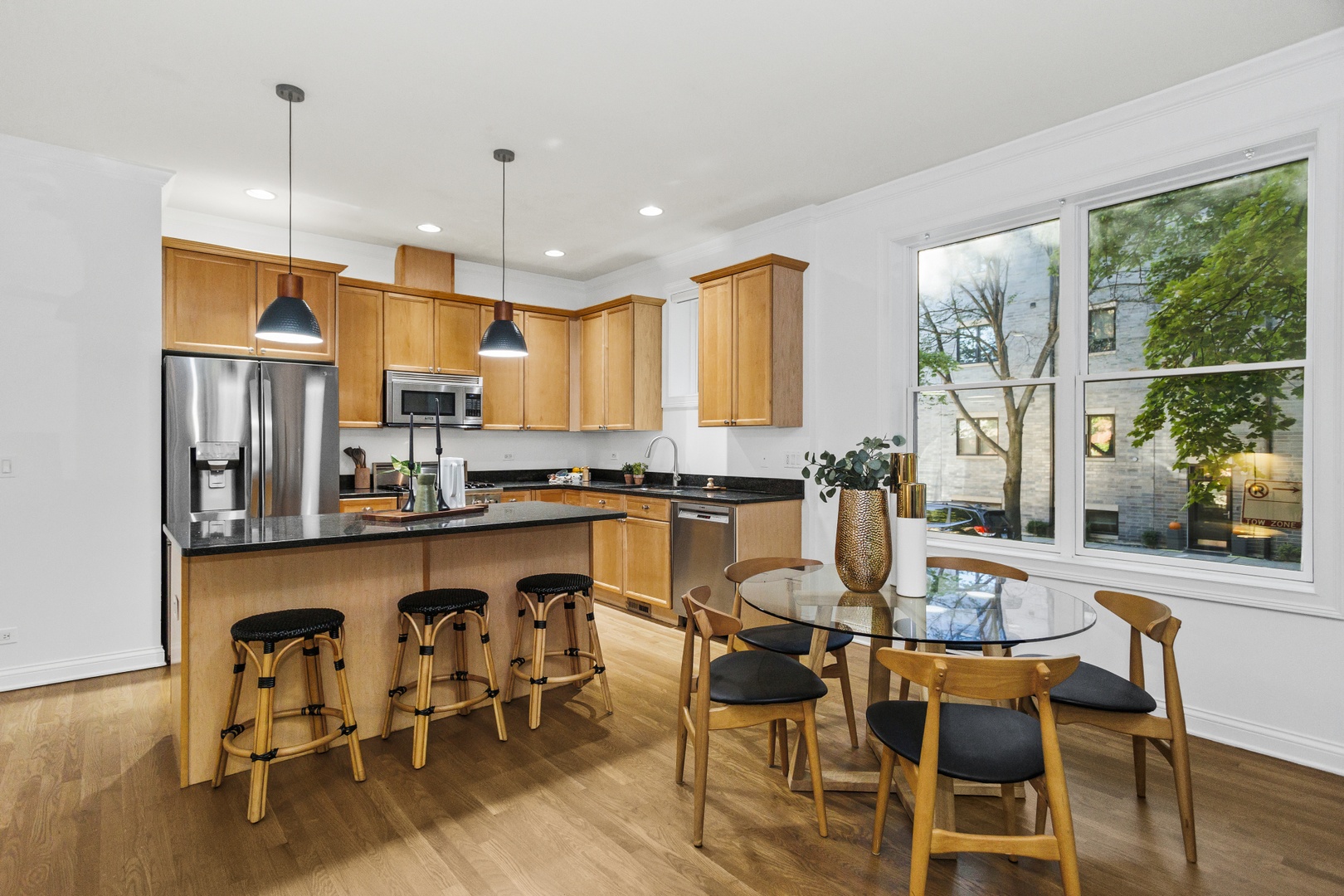 2323 W MONTROSE Avenue Unit: 1W