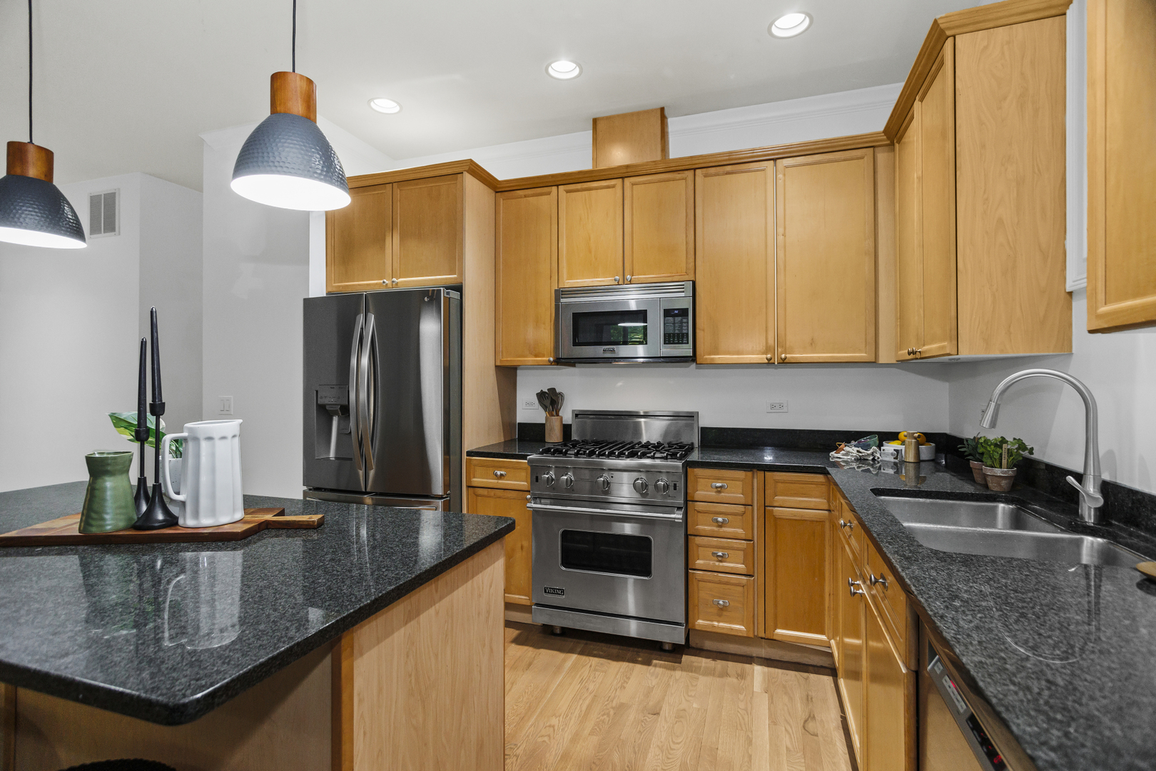 2323 W MONTROSE Avenue Unit: 1W